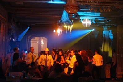 Gente bailando en evento empresrio en el Palacio San Miguel