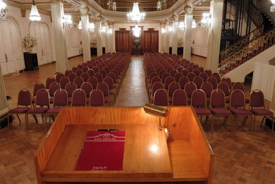 Salón preparado para conferencia en el Palacio San Miguel
