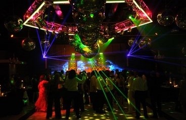 Luces y baile en un evento social realizado en el Salón Pueyrredón del Palacio San Miguel